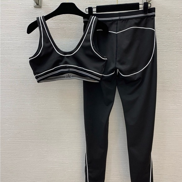 ALO Yoga Black Activewear Set - Picture 2 of 2